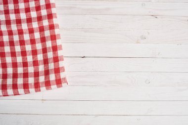 Kırmızı kareli masa örtüsü ahşap arkaplan desenli mutfak dekorasyonu