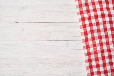 Kırmızı kareli masa örtüsü ahşap arkaplan desenli mutfak dekorasyonu