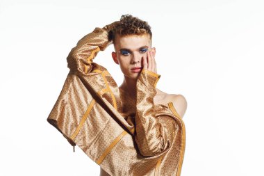 Erkek transseksüel kadın makyaj stüdyosu pozu