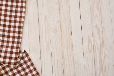 Masa örtüsü ahşap masa desenli mutfak manzaralı.