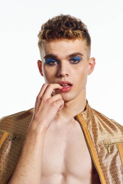 Erkek transseksüel kadın makyaj stüdyosu pozu