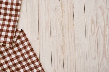 Masa örtüsü ahşap masa desenli mutfak manzaralı.