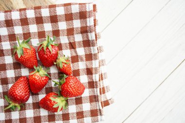 Taze çilekli meyve vitaminleri tatlı kareli masa örtüsü.
