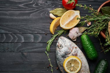 Tahta üzerinde balık. Malzemeler limon taze deniz ürünleri.
