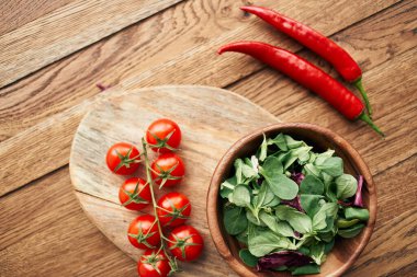 Bir tabak marul, vişneli domates organik sağlıklı yiyecekler pişiriyor.