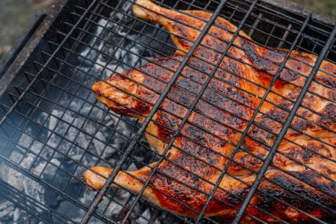 Kömür pişirme ızgara tavuk Brezilya usulü taze hava.