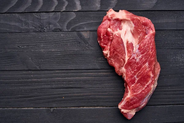 肉牛ローズマリーステーキ具材木のテーブル — ストック写真