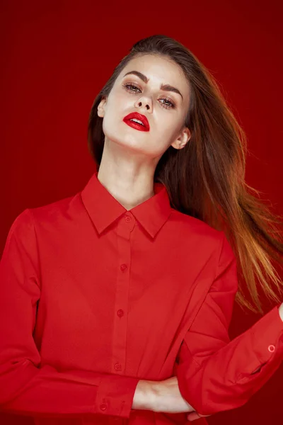 Kobieta w czerwonej koszuli pozowanie moda czerwone usta zabawa — Zdjęcie stockowe
