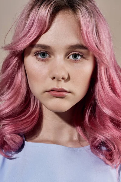 Kvinna med rosa hår makeup glamour poserar närbild — Stockfoto