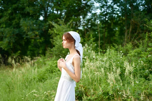 Femme en plein air dans jardin campagne écologie nature — Photo