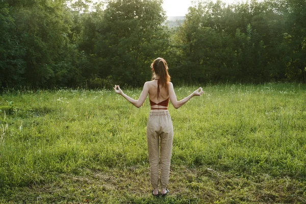 Femme dans un champ extérieur été méditation air frais — Photo