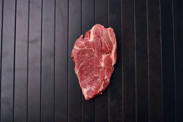 肉ステーキ料理ダークウッドの背景 — ストック写真