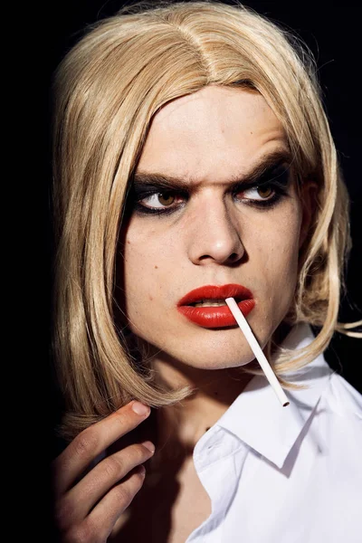 Muž v dámských šatech paruka make-up pózovat bisexuální — Stock fotografie