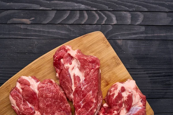 Carne carne carne comida cocina oscuro madera fondo —  Fotos de Stock