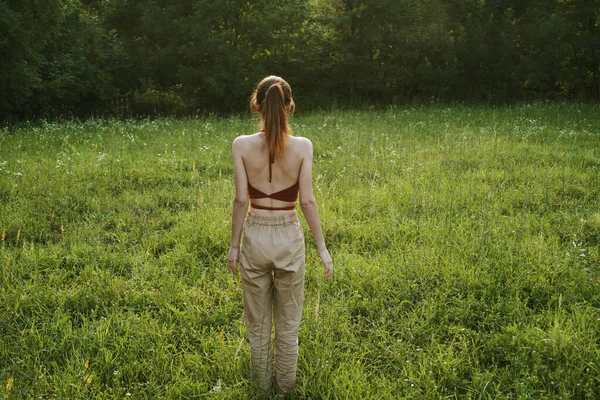 Mujer en un campo al aire libre meditación de verano aire libre — Foto de Stock