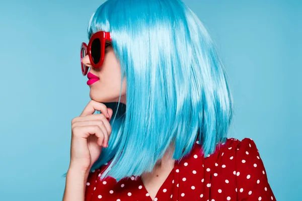 Piękna kobieta w niebieskich perukach okulary przeciwsłoneczne Glamor zbliżenie — Zdjęcie stockowe