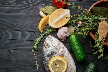 Tahta üzerinde balık. Malzemeler limon taze deniz ürünleri.
