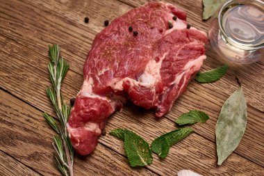 Tahta masa biberinin üzerindeki et proteini pişiriyor.