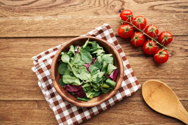 Salata tabağı sebzeler taze malzemeler ahşap masa mutfağı