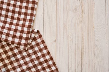 Masa örtüsü ahşap masa desenli mutfak manzaralı.