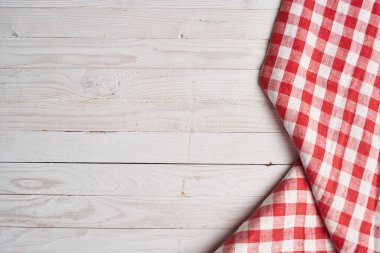 Kırmızı kareli masa örtüsü ahşap arkaplan desenli mutfak dekorasyonu