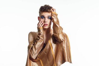 Kadın makyajlı bir adam transseksüel Lgbt topluluğuna poz veriyor.