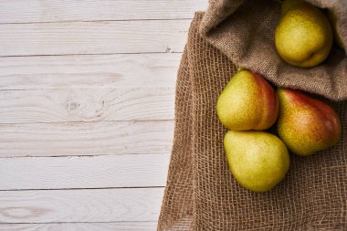 Ahşap masa üzerindeki armutlar yakın plan tarım vitaminleri.