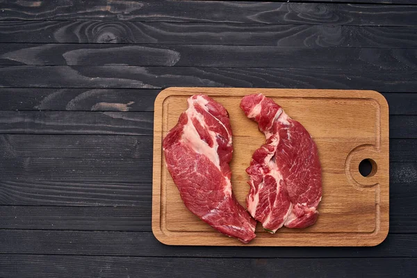 肉ステーキ板とスパイス成分｜Top view — ストック写真