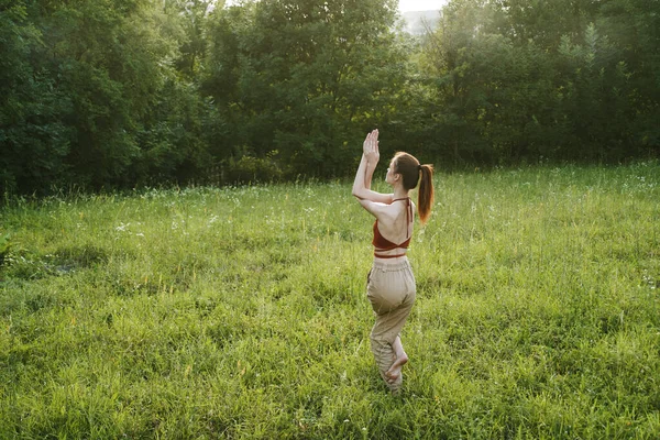 Mulher exercendo ao ar livre liberdade verão natureza recreação — Fotografia de Stock