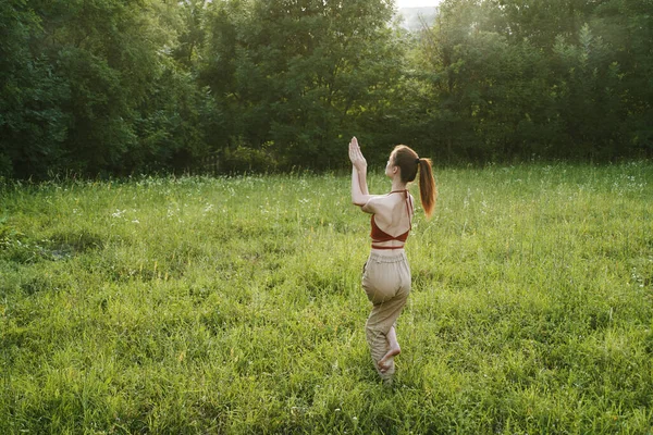 Dışarıda egzersiz yapan kadın özgürlük yaz tatili. — Stok fotoğraf