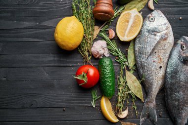 Taze balık malzemeleri ahşap restoran lezzeti