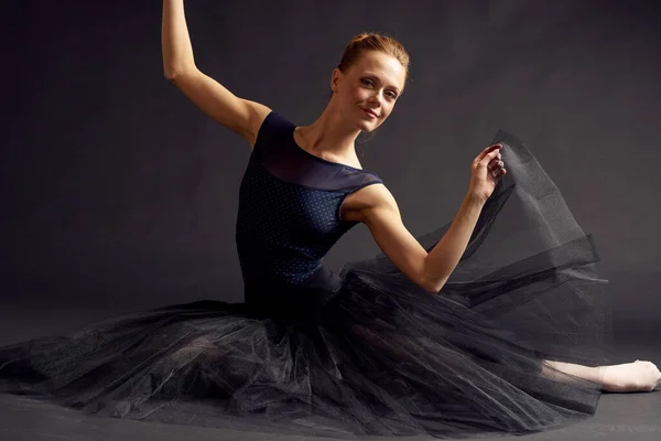 Mujer bailarina en un vestido negro danza moda ejercicio estudio estilo de vida — Foto de Stock