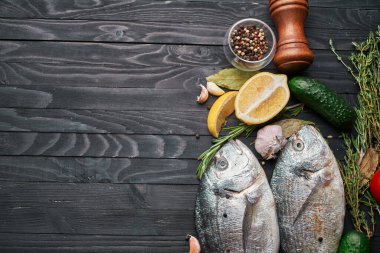 Taze balık malzemeleri ahşap restoran lezzeti