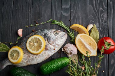 Tahta üzerinde balık. Malzemeler limon taze deniz ürünleri.
