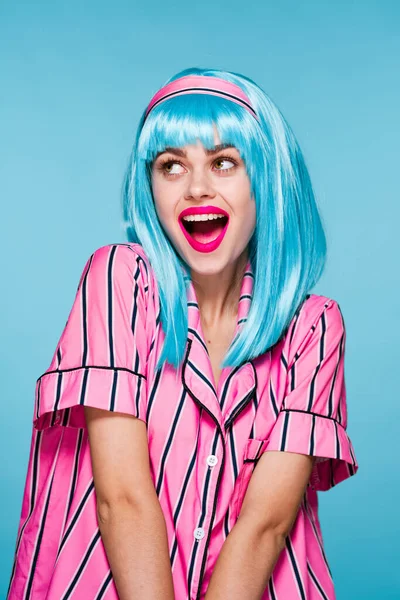 Usmívající se žena fialové vlasy červené rty pózovat modré pozadí — Stock fotografie