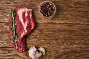 Et taze ürünler mutfak ahşap masa pişiriyor.