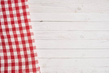 Kırmızı kareli masa örtüsü ahşap arkaplan desenli mutfak dekorasyonu
