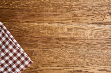 Ahşap masa örtüsü, ekose masa örtüsü, mutfak manzarası.