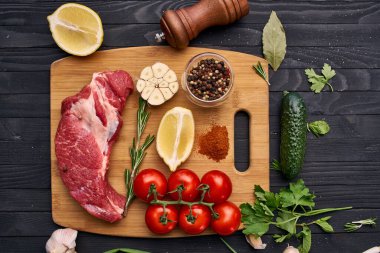 Tahta bir bifteğin üzerindeki et sebzeleri.