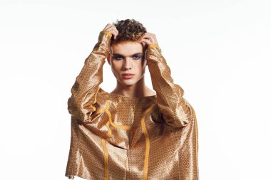 Kadın makyaj transseksüeli olan bir adam moda dünyasına poz veriyor.