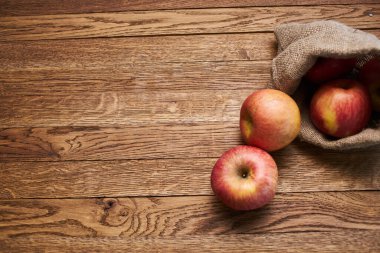 Tahta masadaki elmalar vitaminler taze meyveler organik