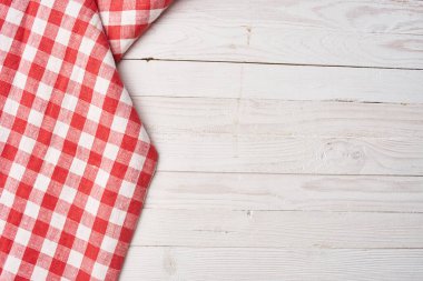Kırmızı kareli masa örtüsü ahşap arkaplan desenli mutfak dekorasyonu