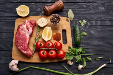 Tahta bir bifteğin üzerindeki et sebzeleri.