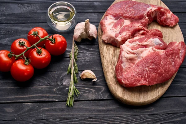 Filete de carne en los ingredientes de madera vista superior alimentos — Foto de Stock
