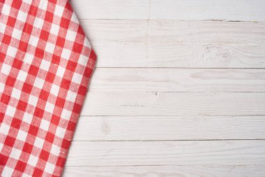 Kırmızı kareli masa örtüsü ahşap arkaplan desenli mutfak dekorasyonu
