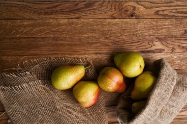 Ahşap masa üzerindeki armutlar yakın plan tarım vitaminleri.