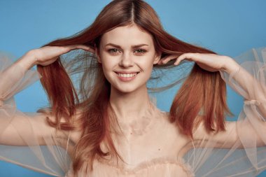 Elinde saçı olan bir kadının portresi model stüdyosu.