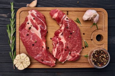 Et, ahşap tahta ve baharat karışımı.