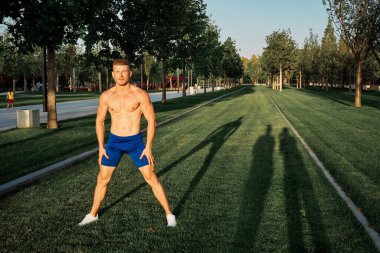 Sportif adam antrenmanı Park Crossfit egzersiz yazı