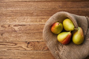 Ahşap masa üzerindeki armutlar yakın plan tarım vitaminleri.